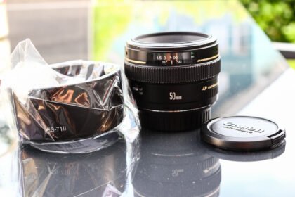 Canon EF 50mm f/1.4 USM inkl. Gegenlichtblende.